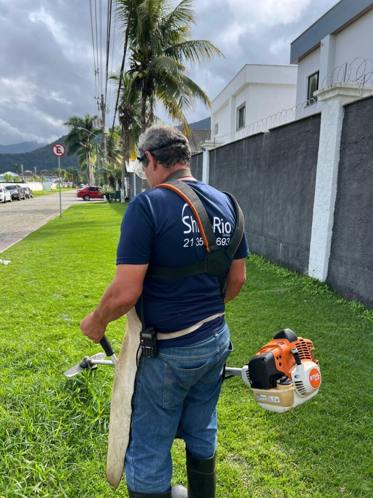 Jardineiro da Shine Rio em manutenção de área verde