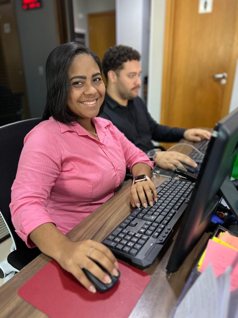 Profissional de RH da Shine Rio no escritório