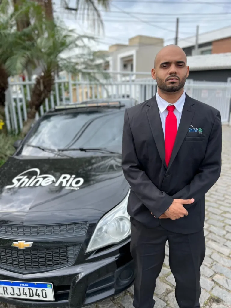 Colaborador da Shine Rio ao lado de veículo da empresa